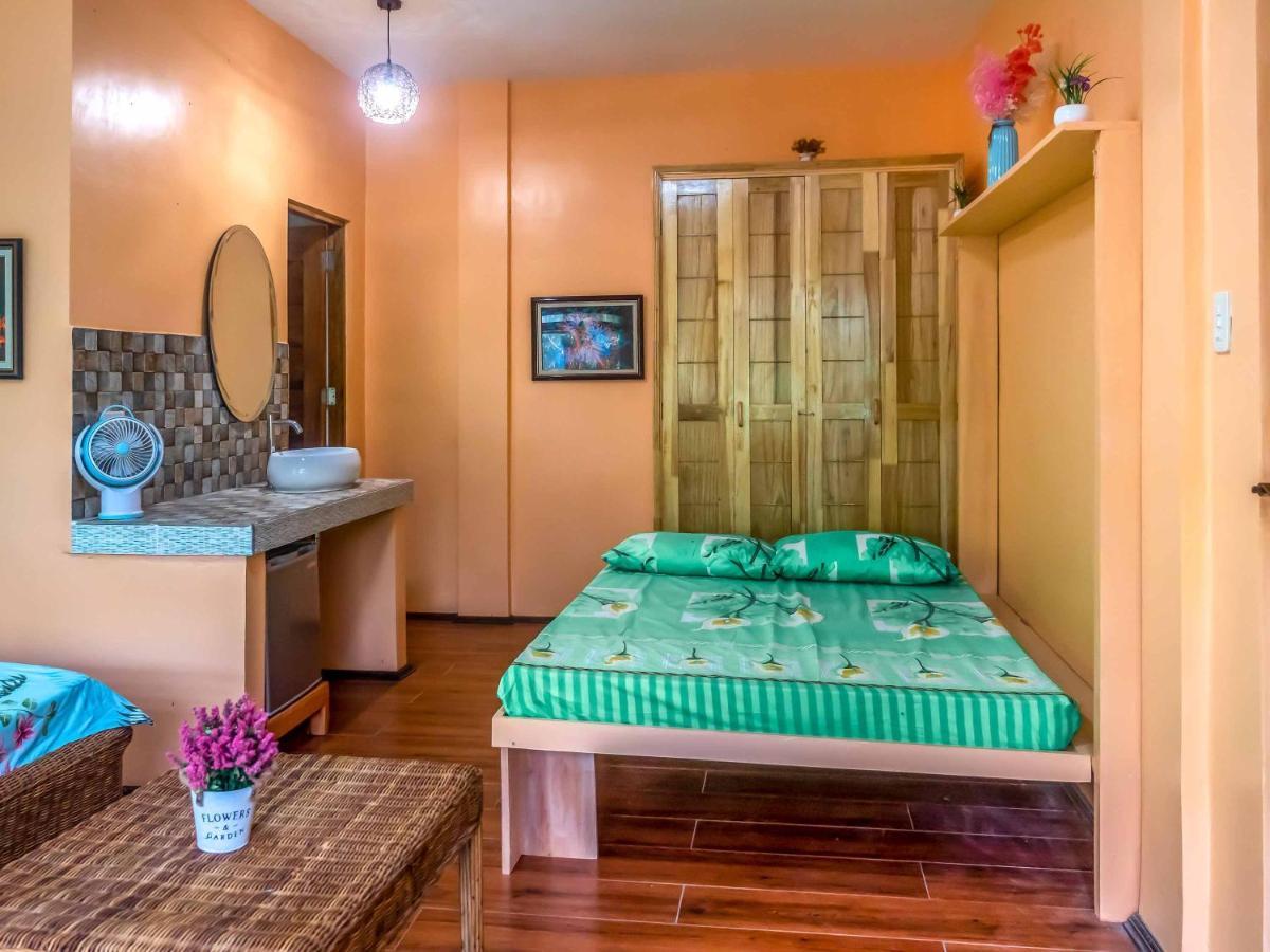 Blue Moon Guesthouse Puerto Princesa Екстер'єр фото